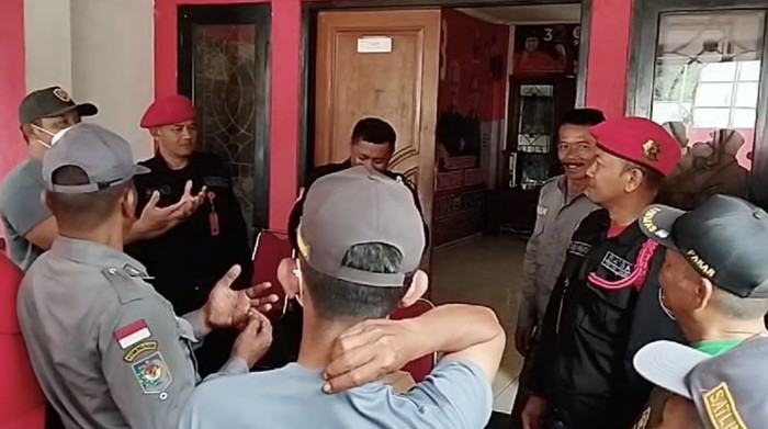Linmas Datangi Kantor PDIP Bogor