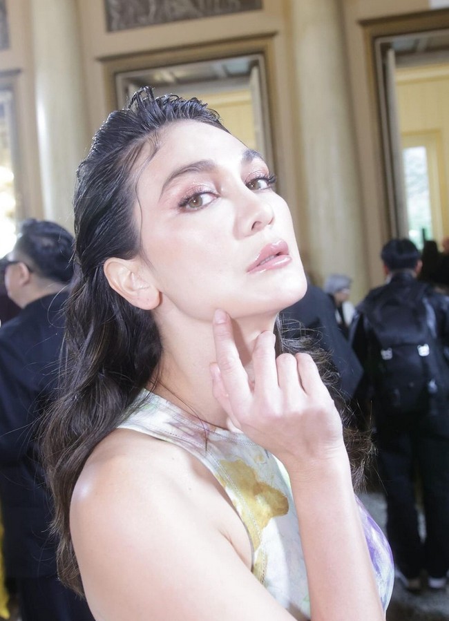 Wajah Luna Maya dipercantik dengan makeup nuansa nude coklat yang diberi sentuhan bronze. Foto: Instagram/@lunamaya