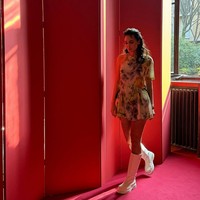 Aktris dan presenter ini memadukan gaya playful dan sporty dengan mini dress asimetris motif floral. Foto: Instagram/@lunamaya