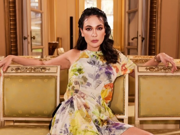 Luna Maya di fashion show Onitsuka Tiger