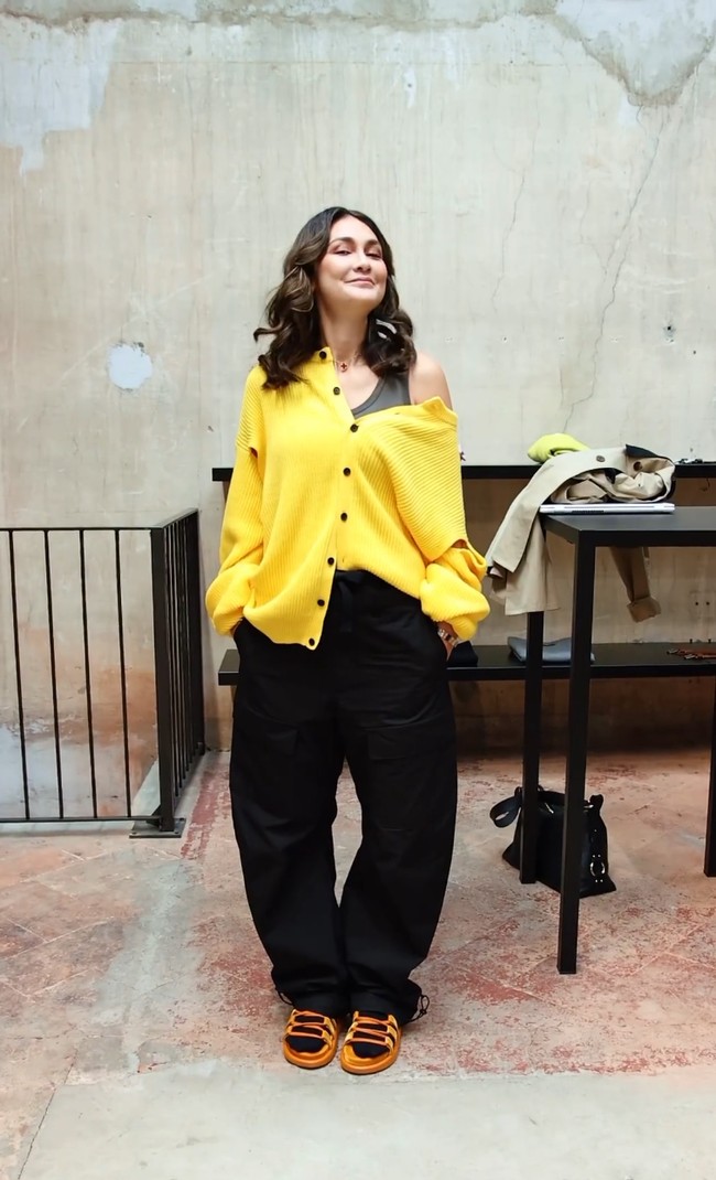 Dalam kesempatan lainnya, wanita 40 tahun ini tampil sporty casual dalam balutan sweater kuning dipadu celana hitam berpotongan longgar. Foto: Instagram/@lunamaya