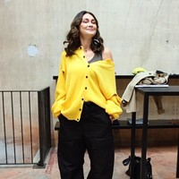 Dalam kesempatan lainnya, wanita 40 tahun ini tampil sporty casual dalam balutan sweater kuning dipadu celana hitam berpotongan longgar. Foto: Instagram/@lunamaya