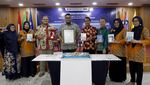 Mahasiswa Ini Bikin Buku Antologi Diganjar Rekor Muri