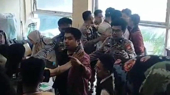 Saksi partai terlibat keributan saat proses rekapitulasi suara di Kecamatan Panakkukang, Makassar, Sulawesi Selatan (Sulsel).
