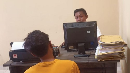 Maling curi tas di toko sembako modus pura-pura beli beras diperiksa Polsek Selaparang. (Dok Polsek Selaparang)