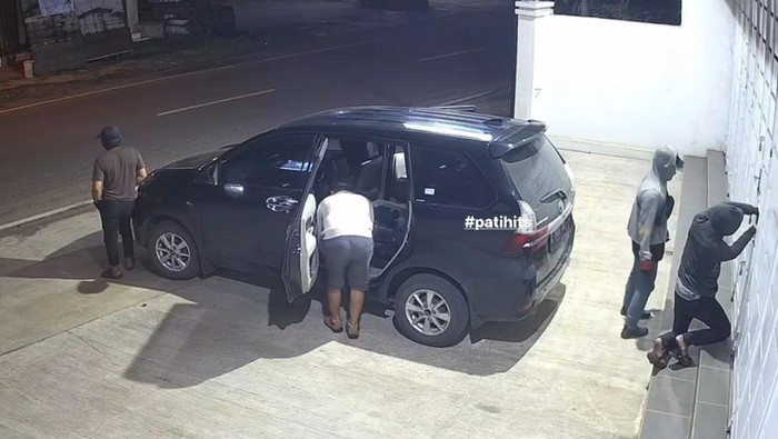 Tangkapan layar sekelompok maling membobol ruko komputer di Tayu, Pati.