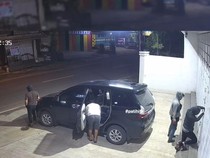 Terekam CCTV! Komplotan Maling Bermobil Bobol Gerai Komputer di Pati