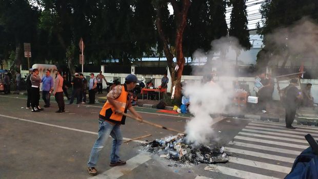 Massa yang tergabung dalam gerakan masyarakat sipil membubarkan diri usai demonstrasi di depan kantor KPU, Jumat (23/2/2024). Arus lalu lintas di jalan sekitar kantor KPU macet.