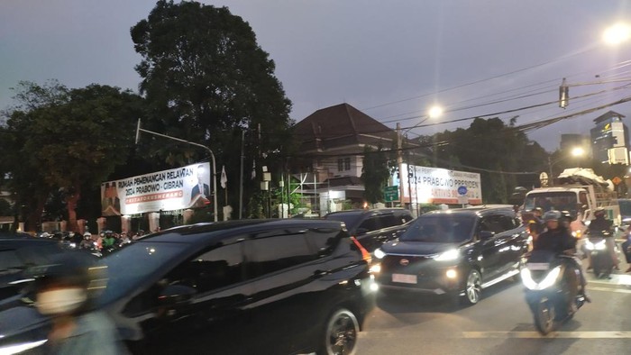 Massa yang tergabung dalam gerakan masyarakat sipil membubarkan diri usai demonstrasi di depan kantor KPU, Jumat (23/2/2024). Arus lalu lintas di jalan sekitar kantor KPU macet.