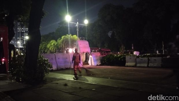 Massa tergabung dalam gerakan masyarakat sipil yang demo di depan kantor KPU RI telah bubar. Jalan Imam Bonjol di depan gedung KPU RI telah dibuka kembali. (Tina S/detikcom)