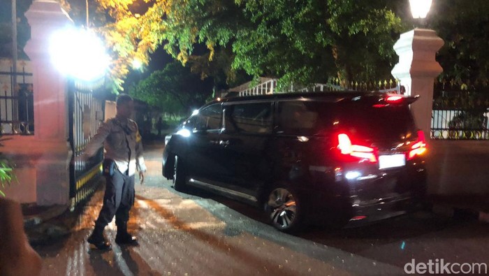 Menko Polhukam Hadi Tjahjanto sowan ke kediaman Sri Sultan Hamengku Buwono (HB) X di Kraton Kilen, Keraton Jogja, Jumat (23/2/2024) malam.
