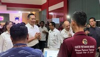 Usai menyerahkan sertipikat tanah secara door to door kepada masyarakat di Kota Manado, Menteri Agraria dan Tata Ruang/Kepala Badan Pertanahan Nasional (ATR/BPN), Agus Harimurti Yudhoyono (AHY) meninjau Kantor Wilayah (Kanwil) BPN Provinsi Sulawesi Utara dan Kantor Pertanahan Kota Manado pada Kamis (22/02/2024) - Foto: Dok. Kementerian ATR/BPN