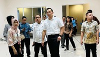 Sebagai pemimpin yang baru, Menteri AHY ingin melihat dan menyapa langsung jajaran pegawai yang bekerja di daerah. Ia juga meninjau pelayanan pertanahan yang berlangsung di Kantor Pertanahan Kota Manado - Foto: Dok. Kementerian ATR/BPN