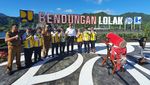 Gaya AHY Dampingi Presiden Jokowi di Peresmian Bendungan Lolak