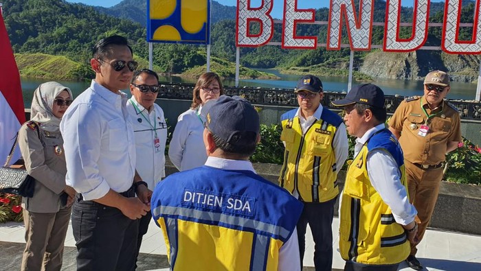 Menteri ATR/BPN Agus Harimurti Yudhoyono (AHY) mendampingi Presiden Joko Widodo (Jokowi) dalam peresmian Bendungan Lolak di Sulawesi Utara.
