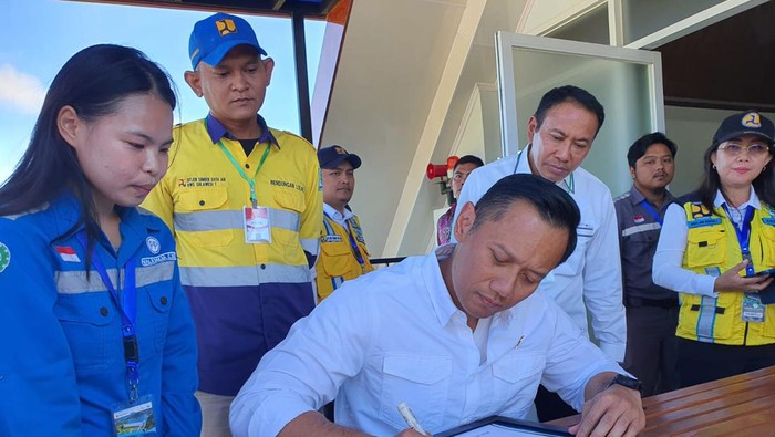 Menteri ATR/BPN Agus Harimurti Yudhoyono (AHY) mendampingi Presiden Joko Widodo (Jokowi) dalam peresmian Bendungan Lolak di Sulawesi Utara.