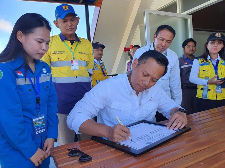 Gaya AHY Dampingi Presiden Jokowi di Peresmian Bendungan Lolak