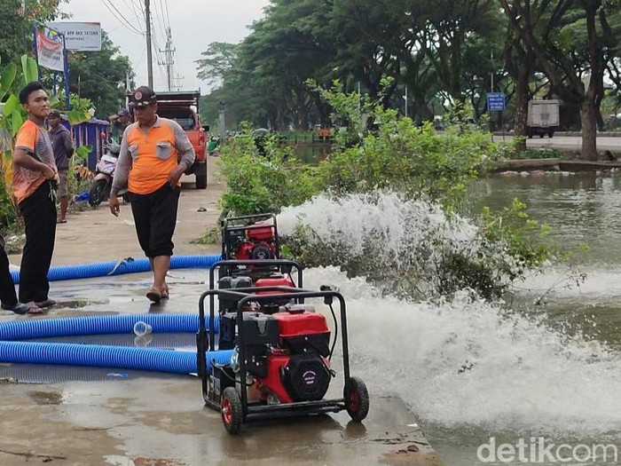 Mesin pompa dikerahkan untuk menyedot banjir di wilayah Kedungbanteng, Desa Wonorejo, Karanganyar, Kabupaten Demak, Jumat (23/2/2024).