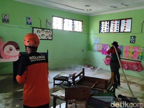 Mesin pompa dikerahkan untuk menyedot banjir di wilayah Kedungbanteng, Desa Wonorejo, Karanganyar, Kabupaten Demak, Jumat (23/2/2024).