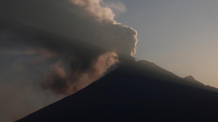 Popocatepetl volcano spews a column of ash and smoke as authorities declare a yellow alert after an increase in volcanic activity, as seen from Santiago Xalitzintla, in the state of Puebla, Mexico, February 22, 2024. REUTERS/Henry Romero