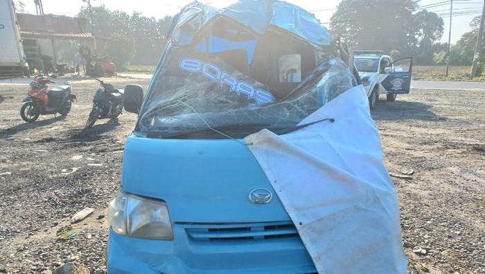 Mobil penumpang di Simalungun terbalik usai menabrak tumpukan ban bekas. (Foto: Dok. Polres Simalungun).