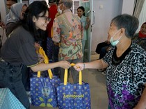 Momen Berbagi dengan Penghuni Panti Werdha Wisma Mulia