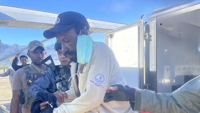 Momen KKB Alenus Tabuni dipindahkan dari Puncak ke Mimika. Dokumen Istimewa