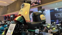 Secara tampilan, motor listrik ini memiliki desain klasik dengan bentuk bodi dan lampu yang membulat. Foto: Luthfi Anshori/detikOto