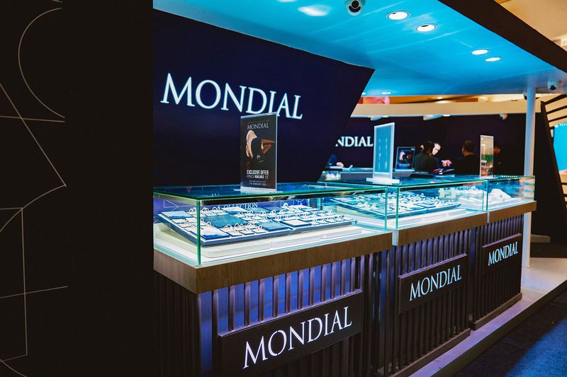 Nicholas Saputra di Pop Up Store MONDIAL