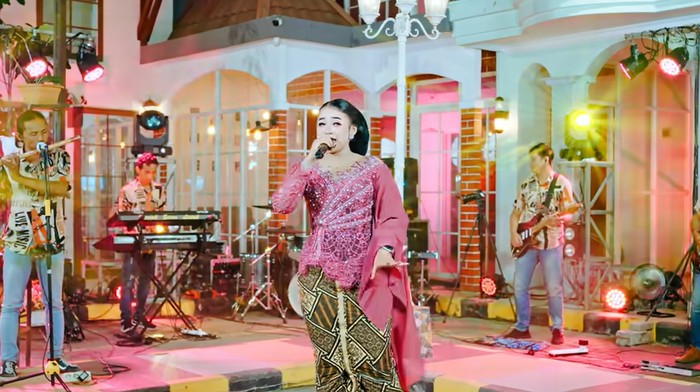 Niken Salindry membawakan lagu Cinderella.