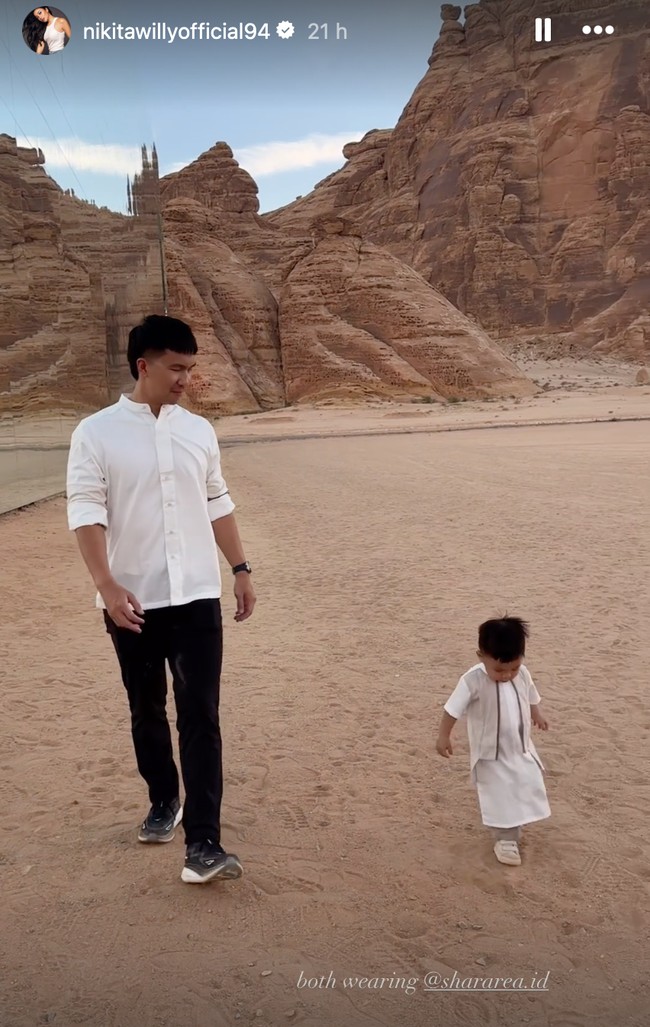 Selama di sana ibu satu orang anak itu pun terlihat bergantian menjaga sang anak dengan sang suami. Seperti dalam foro, saat Issa sedang asik berjalan-jalan di gurun pasir bersama Indra. Foto: Instagram/@nikitawillyofficial94
