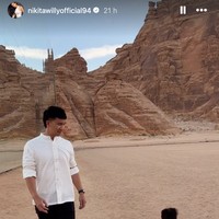 Selama di sana ibu satu orang anak itu pun terlihat bergantian menjaga sang anak dengan sang suami. Seperti dalam foro, saat Issa sedang asik berjalan-jalan di gurun pasir bersama Indra. Foto: Instagram/@nikitawillyofficial94