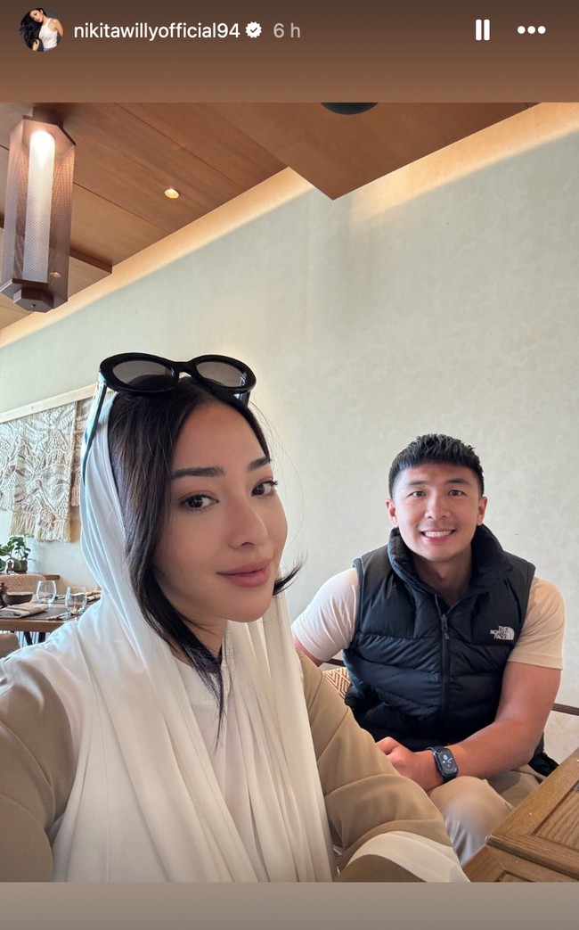 Penampilan Nikita Willy pun tak kalah menjadi sorotan. Ia tampak santai bergaya hijab poni memperlihatkan sebagian rambutnya. Foto: Instagram/@nikitawillyofficial94
