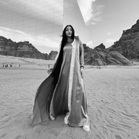 Dalam unggahan terbarunya Niki tampak berpose di depan sebuah gedung kaca yang terletak di Maraya. Mengenakan baju panjang, Niki tampak memamerkan rambutnya yang terurai. Foto: Instagram/@nikitawillyofficial94