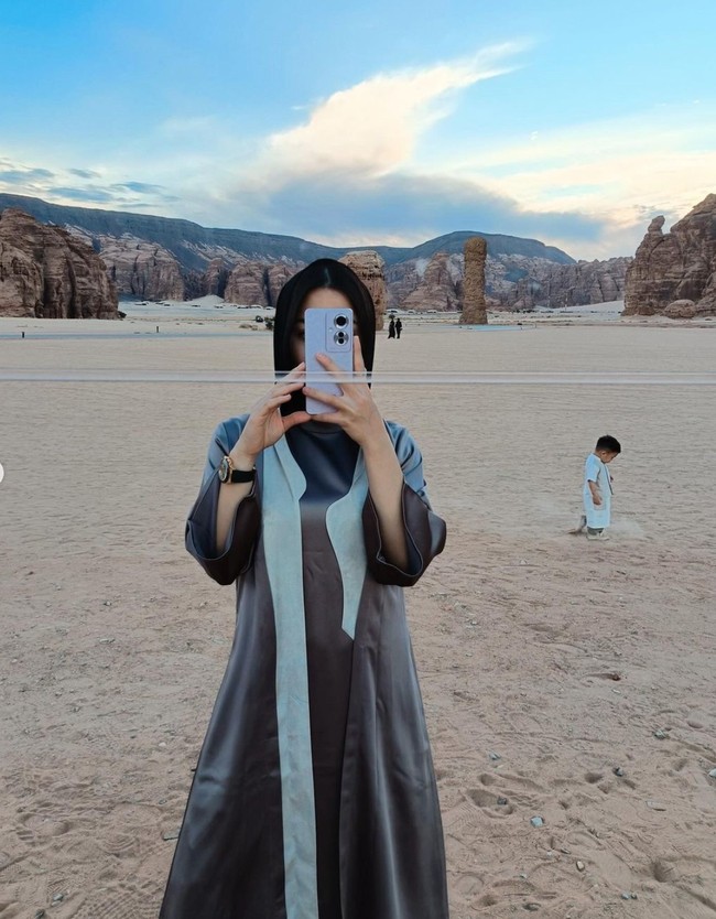 Tak hanya menyoroti penampilan Niki, sang putra yang ikut terfoto pun berhasil bikin salfok. “Salfok sama iss dibelakang,” komentar salah seorang netizen. Foto: Instagram/@nikitawillyofficial94