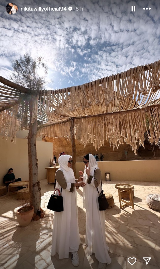 Selama di Al Ula, Nikita Willy terlihat selalu tampil stylish dan cantik. Seperti dalam foto saat dirinya memadukan gamis berwarna putih dan coklat dengan penutup kepala berwarna putih serta kaca mata hitam. Foto: Instagram/@nikitawillyofficial94