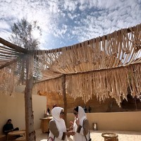 Selama di Al Ula, Nikita Willy terlihat selalu tampil stylish dan cantik. Seperti dalam foto saat dirinya memadukan gamis berwarna putih dan coklat dengan penutup kepala berwarna putih serta kaca mata hitam. Foto: Instagram/@nikitawillyofficial94