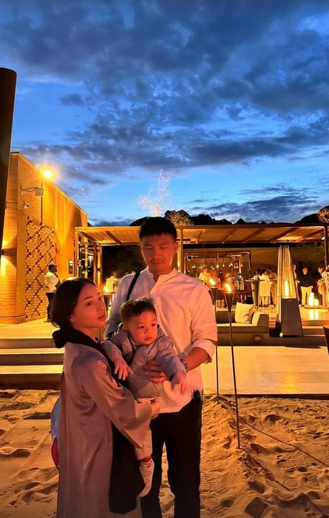 Nikita Willy kembali melanjutkan perjalanannya dengan mengunjungi Al Ula usai umrah. Bersama suaminya, Indra dan sang anak, Issa Xander, ketiganya tampak menikmati waktu bersama selama di sana. Foto: Instagram/@nikitawillyofficial94