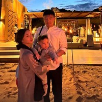 Nikita Willy kembali melanjutkan perjalanannya dengan mengunjungi Al Ula usai umrah. Bersama suaminya, Indra dan sang anak, Issa Xander, ketiganya tampak menikmati waktu bersama selama di sana. Foto: Instagram/@nikitawillyofficial94