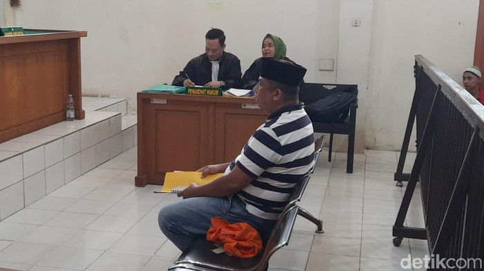 Oknum polisi tipu teman SMA 225 juta dituntut 3 tahun penjara