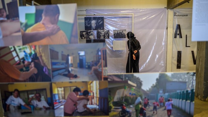 Pengunjung mengamati karya foto pada pameran foto yang bertajuk Alive di The Hallway Space, Bandung, Jawa Barat, Jumat (23/2/2024). Pameran foto karya dari anggota Komunitas Photospeak Kampus UIN Bandung tersebut menampilkan 35 karya foto berupa foto single dan story yang mengangkat isu tentang lingkungan, budaya, sosial dan ekonomi. ANTARA FOTO/Raisan Al Farisi/YU