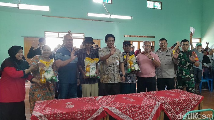 Ratusan paket sembako berisi minyak, beras, dan gula pasir dijual Rp 81 ribu ludes dalam waktu 1,5 jam.