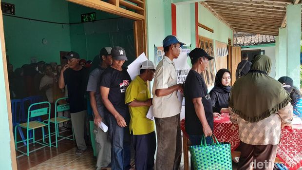 Ratusan paket sembako berisi minyak, beras, dan gula pasir dijual Rp 81 ribu ludes dalam waktu 1,5 jam.