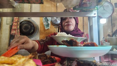 Pedagang Warung Nasi Terdampak Kenaikan Harga Beras
