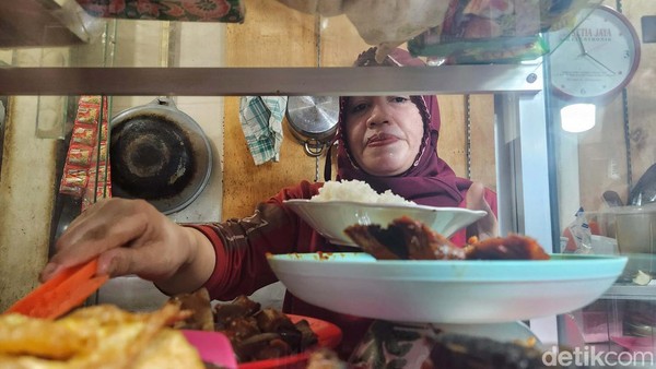 Pedagang Warung Nasi Terdampak Kenaikan Harga Beras