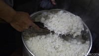 Warteg ini biasa memasak beras 7 hingga 10 liter/hari. 