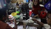 Harga beras kini Rp 17.000/liter atau naik hampir dua kali lipat dari sebelumnya, Rp 10.000/liter. 