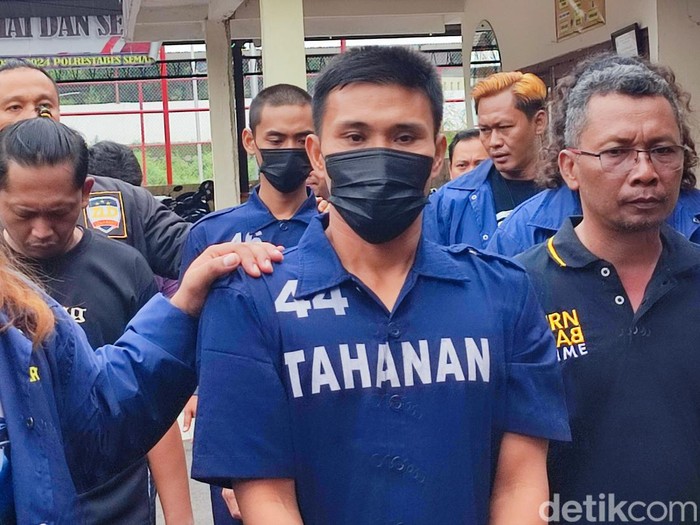 Pelaku pembacokan dihadirkan dalam jumpa pers di Mapolsek Ngaliyan, Kota Semarang, Jumat (23/2/2024).