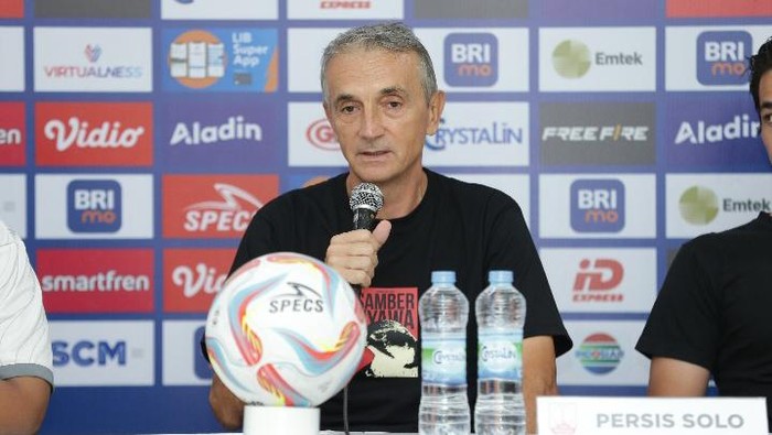 Pelatih Persis Solo, Milomir Seslija (Milo), saat konferensi pers di Stadion Manahan Solo, Jumat (23/2/2024).