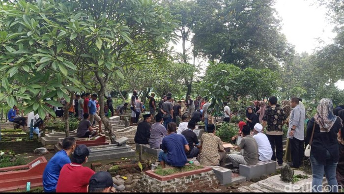 Pemakaman ketua KPPS dari Kecamatan Cibingbin, Kuningan